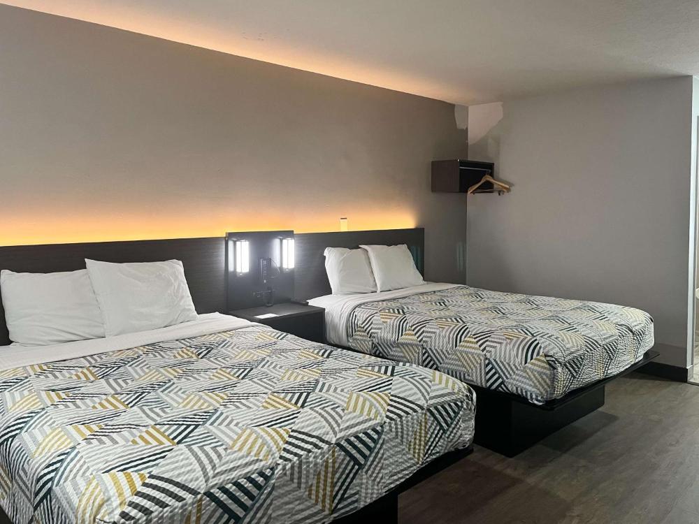 Deluxe Queen Room with Two Queen Beds - Non-Smoking interior